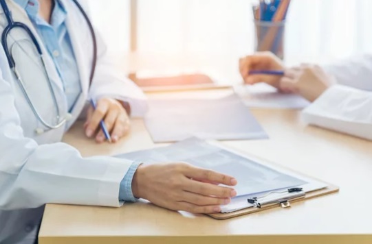 短期的に効率を重視するか、中長期的に個人が成長する環境をつくるか